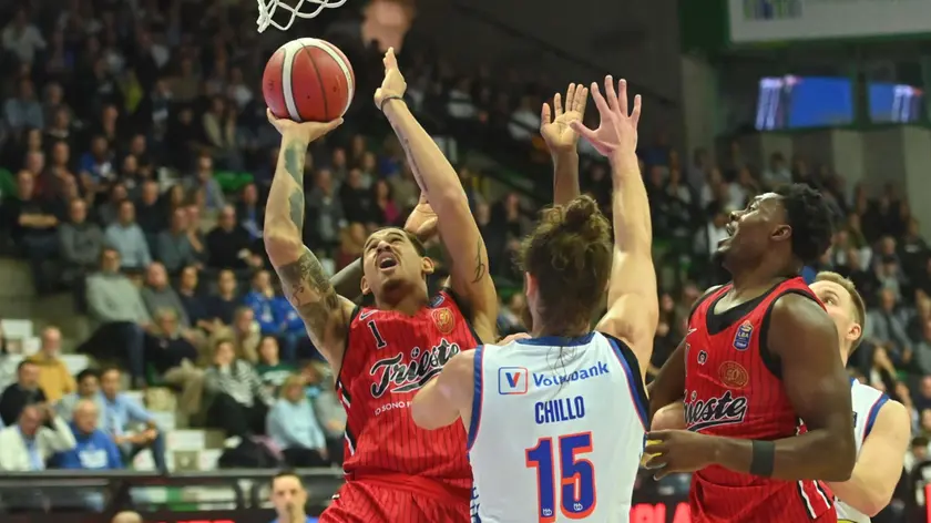 Toscano-Anderson a canestro (fotoservizio Francesco Bruni)