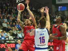 Toscano-Anderson a canestro (fotoservizio Francesco Bruni)