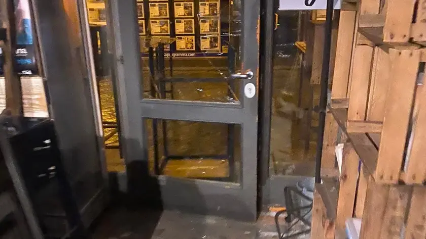 L'ingresso del locale Al Ciketo dopo il passaggio dei vandali