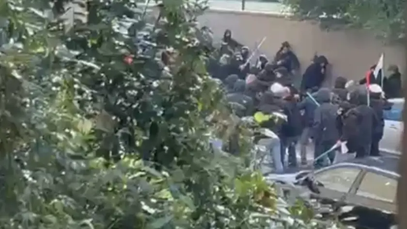 Gli scontri fuori dallo stadio