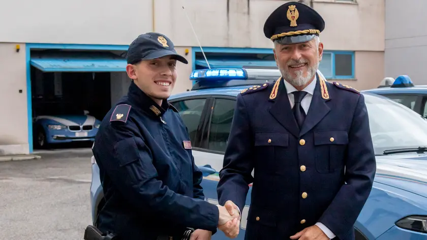 L’agente Francesco Zarrillo con il primo dirigente Stefano Simonelli