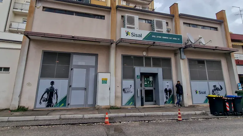 La sala giochi e sala scommesse di via della Resistenza da cui i ladri sono riusciti a portar via la macchinetta cambia soldi foto Bonaventura