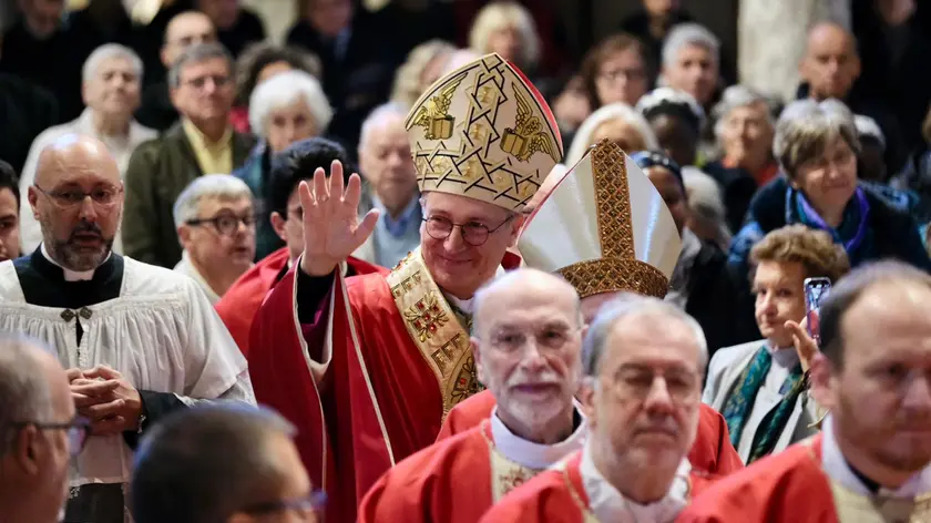 Il vescovo Trevisi in mezzo ai fedeli a San Giusto (fotoservizio Massimo Silvano)
