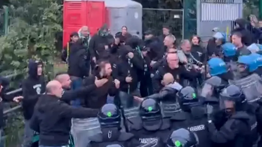 I tifosi del Pordenone a Muggia si fronteggiano con le forze dell’ordine in tenuta anti sommossa