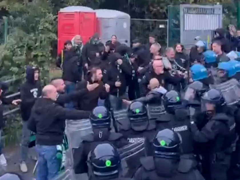 I tifosi del Pordenone a Muggia si fronteggiano con le forze dell’ordine in tenuta anti sommossa