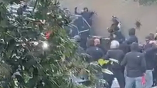 Gli scontri fra ultras del Brescia e della Triestina in via San Pantaleone, all’altezza con via Inchiostri, a pochi passi dalla curva Furlan