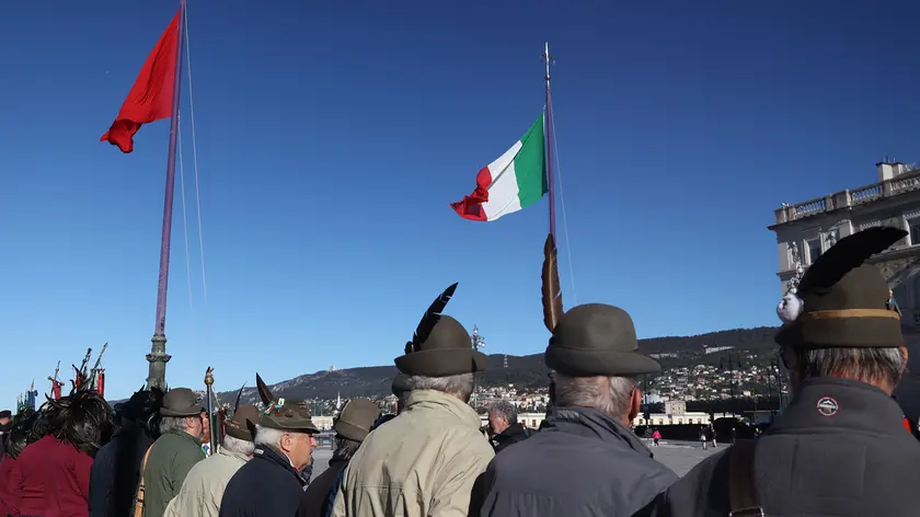 La cerimonia in piazza Unità