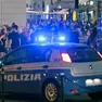 Una volante della Polizia impegnata nei controlli in via Torino, cuore della movida