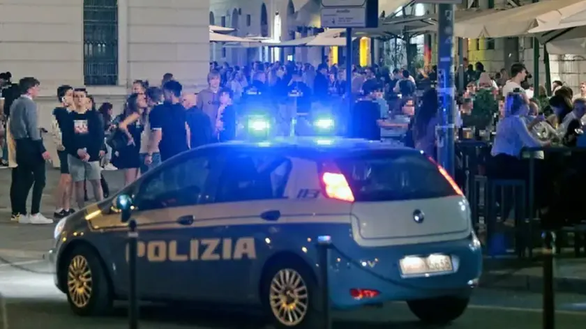 Una volante della Polizia impegnata nei controlli in via Torino, cuore della movida