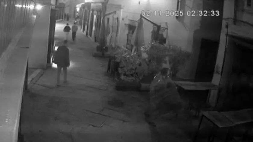 Un fermo immagine del vandalo che prende di mira il dehor del Ciketo