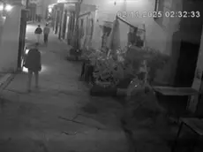 Un fermo immagine del vandalo che prende di mira il dehor del Ciketo