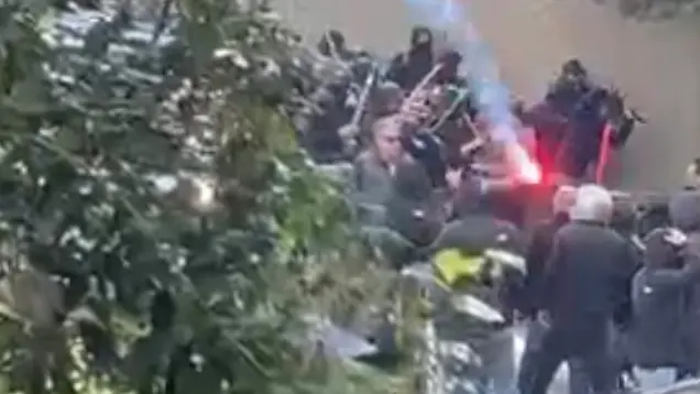 Un fotogramma tratto dal video degli scontri tra tifosi di domenica