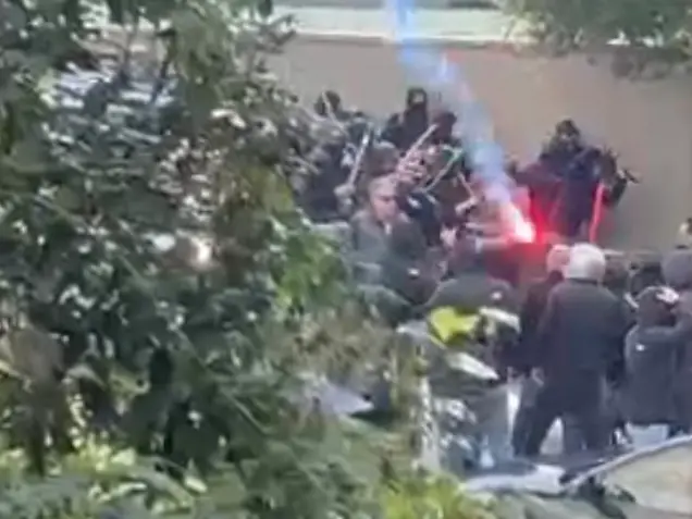 Un fotogramma tratto dal video degli scontri tra tifosi di domenica