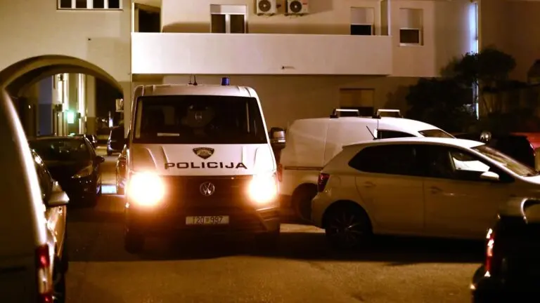 Un furgone della Polizia croata all’esterno del luogo dell’incursione