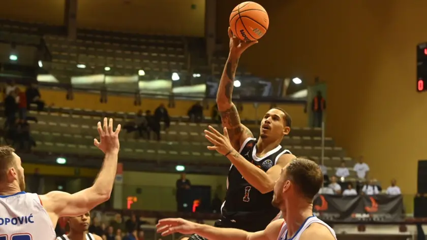 Toscano-Anderson a canestro (fotoservizio Francesco Bruni)