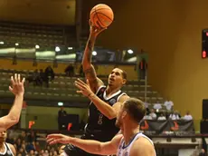 Toscano-Anderson a canestro (fotoservizio Francesco Bruni)