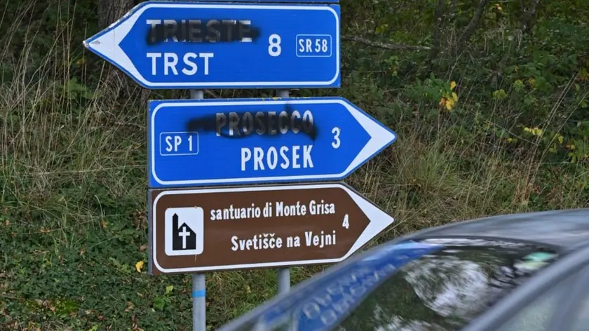 Le indicazioni in italiano cancellate nella foto del Primorsky Dnevnik