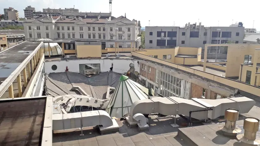 Il tetto della piscina terapeutica Acquamarina collassato nel luglio 2019: il processo sulle cause e sulle responsabilità è alle battute finali Foto Andrea Lasorte