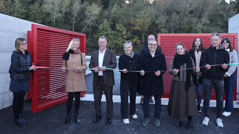 Il taglio del nastro a Muggia della nuova area servizi nel piazzale ex Alto Adriatico all’ingresso della cittadina Foto Andrea Lasorte