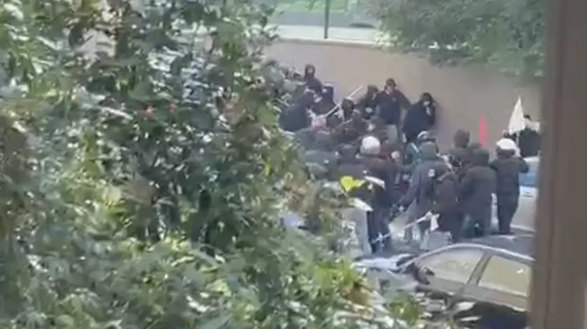 Lo scontro tra tifosi del Brescia e della Triestina avvenuto domenica mattina in via San Pantaleone