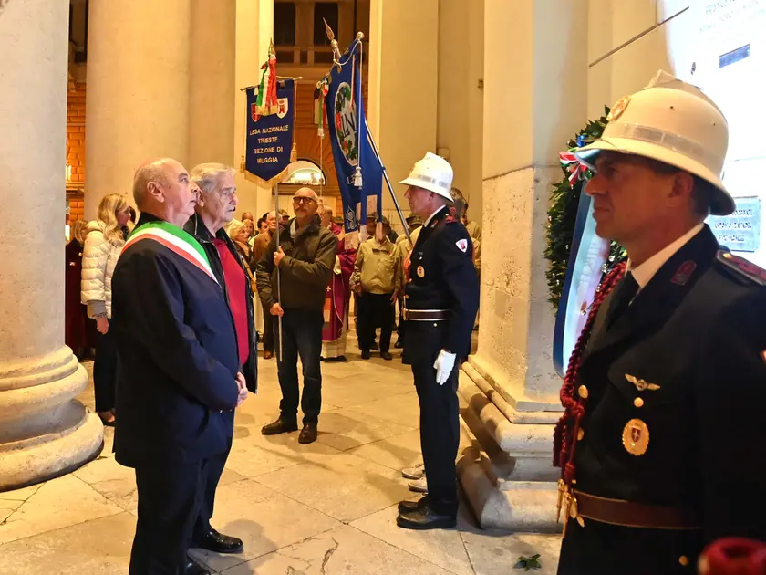 L'omaggio ai caduti e la lapide che li ricorda Foto Bruni