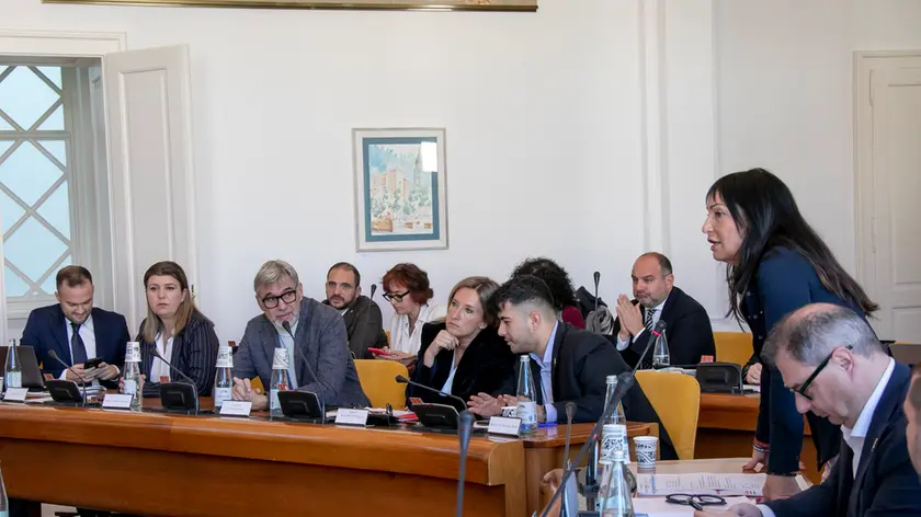 La seduta di lunedì del Consiglio comunale di Monfalcone: in piedi Anna Cisint (Katia Bonaventura)