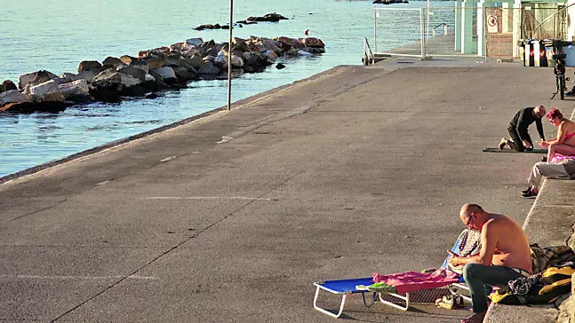 La scogliera con i bagnanti irriducibili Foto Andrea Lasorte
