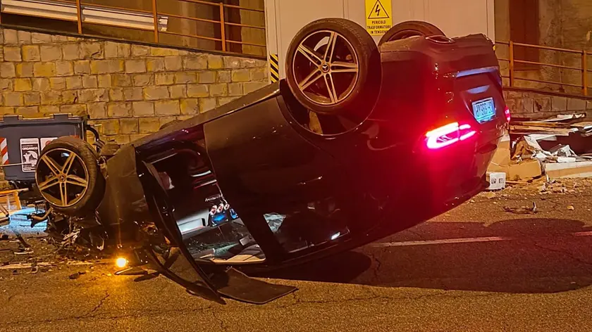L'auto cappottata in Strada del Friuli