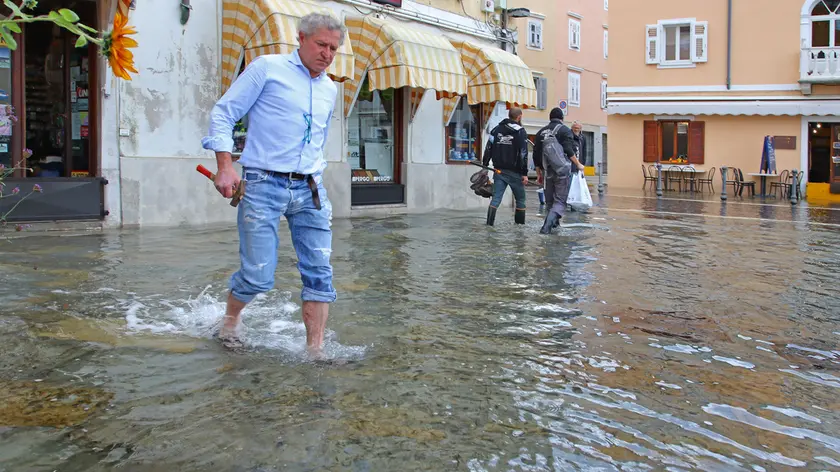 L’acqua alta nel centro storico di Muggia a novembre del 2019 (archivio Lasorte)