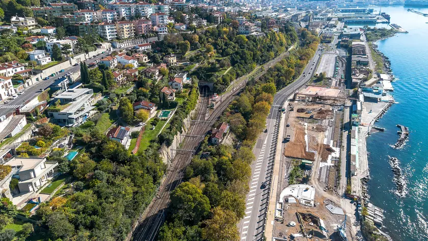 Il punto dove è comparso il basamento (fotoservizio Massimo Silvano)