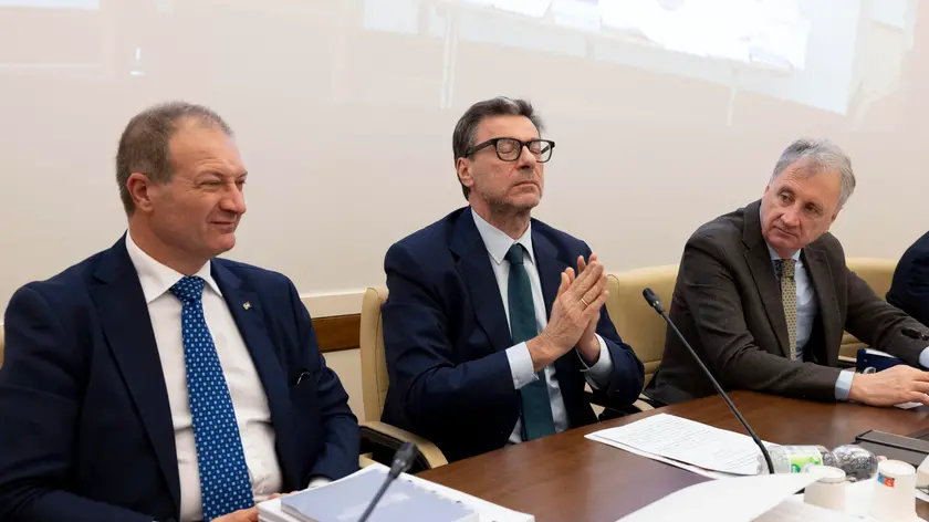 Gianmauro Dell’Olio (M5s),il ministro Giancarlo Giorgetti e Nicola Calandrini (FdI), durante l’audizione davanti alle commissioni Bilancio