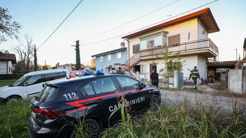 Carabinieri e vigili del fuoco nella villetta di Sdraussina (foto Tibaldi)