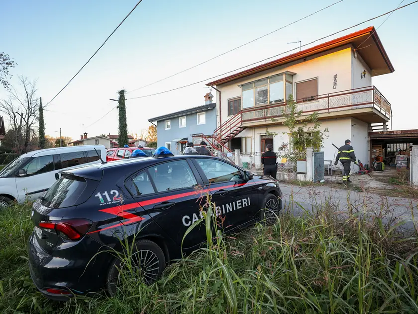 Carabinieri e vigili del fuoco nella villetta di Sdraussina (foto Tibaldi)