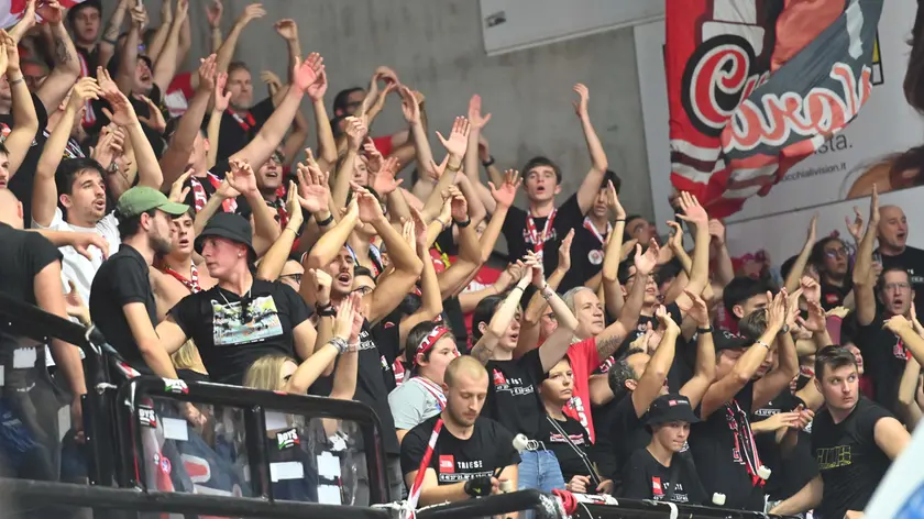 I tifosi della Pallacanestro Trieste a Villorba (Bruni)
