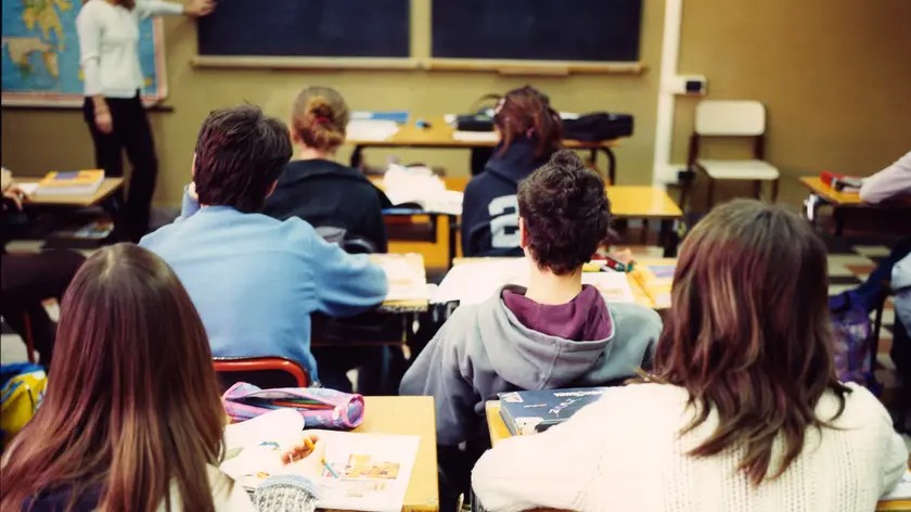 A lezione in una scuola in una foto d’archivio