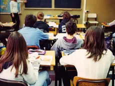 A lezione in una scuola in una foto d’archivio