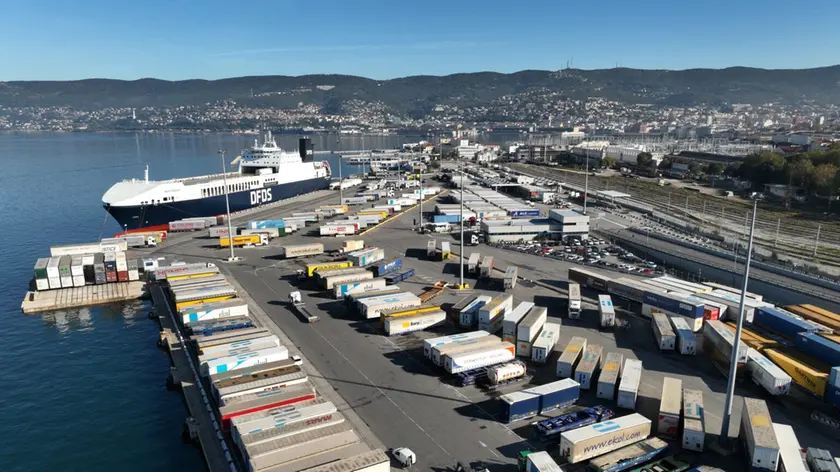 Un traghetto Dfds ormeggiato al terminal di Riva Traiana di Trieste