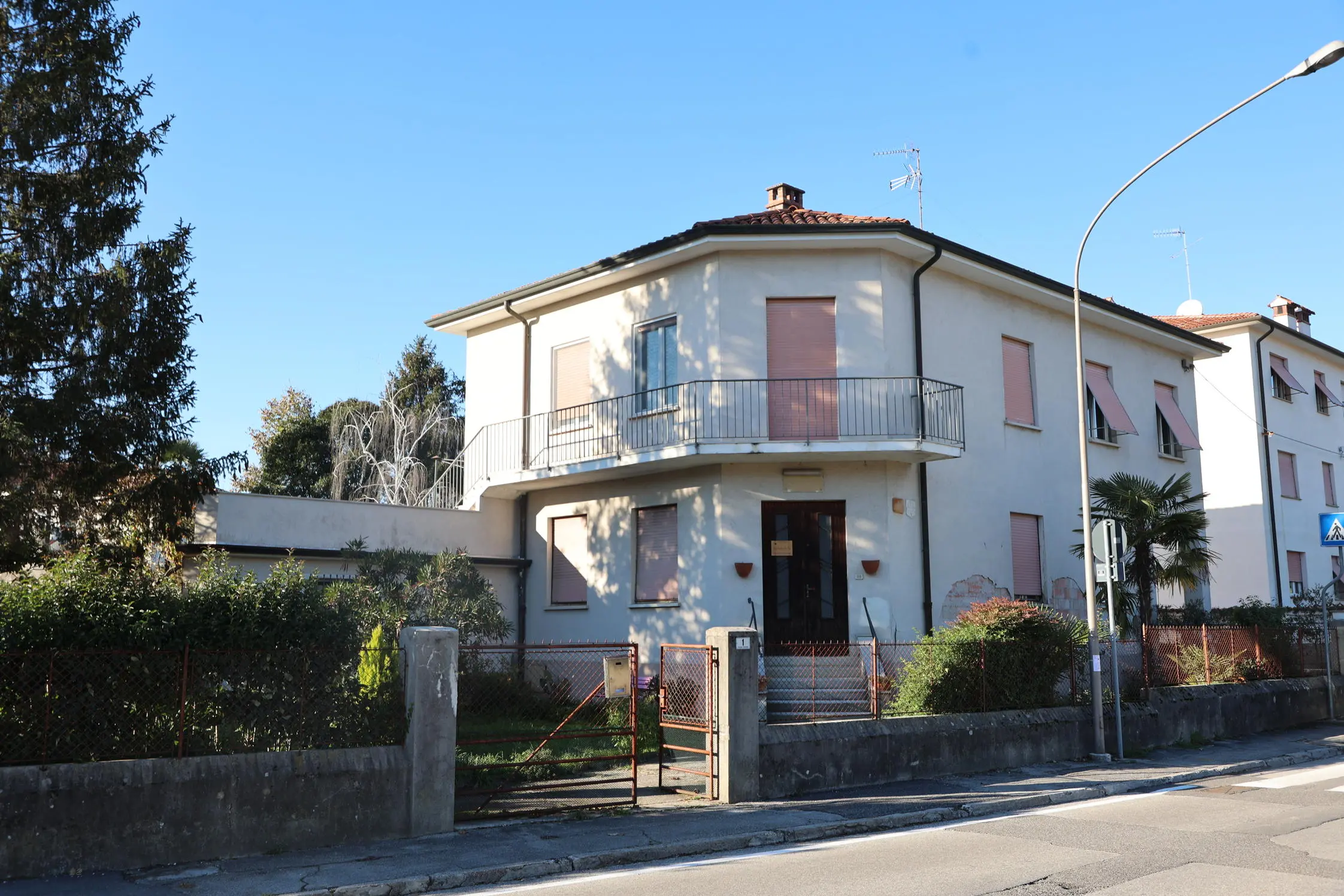 Nelle foto Tibaldi/Marega, l’appartamento di corso Italia. «Beni in vendita perché non ci interessano più», spiega il Comune.