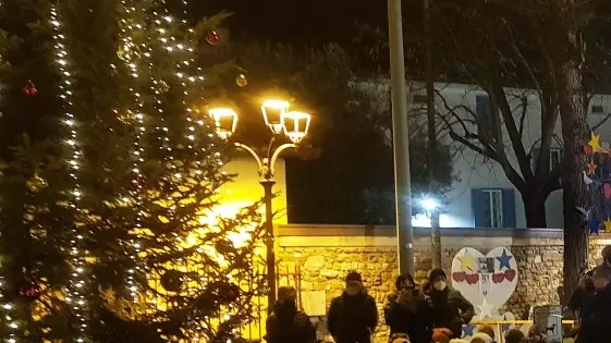 L’albero di Natale con il coro dei bimbi dell’asilo
