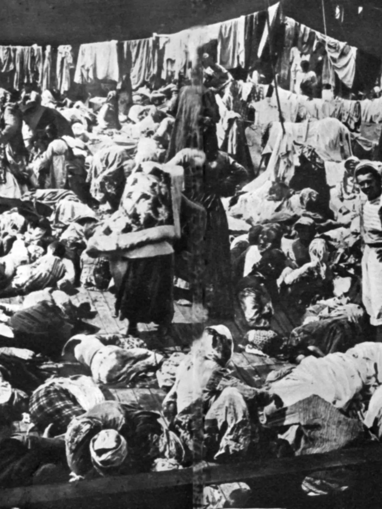 Alcuni rifugiati armeni scampati al massacro turco del 1915 Foto Uppa/Photoshot /AGF