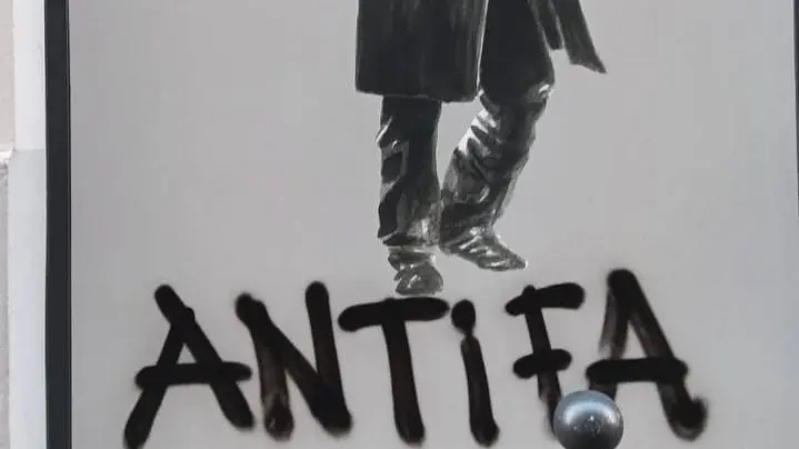 Una delle due scritte comparse – con ogni probabilità durante la notte – davanti all’entrata della nuova enoteca “L’angolo di Rocco”.