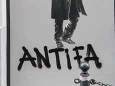 Una delle due scritte comparse – con ogni probabilità durante la notte – davanti all’entrata della nuova enoteca “L’angolo di Rocco”.