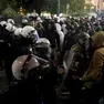 Momenti di tensione, lo scorso weekend, fra polizia serba e manifestanti. foto Epa / Andrej Cukic