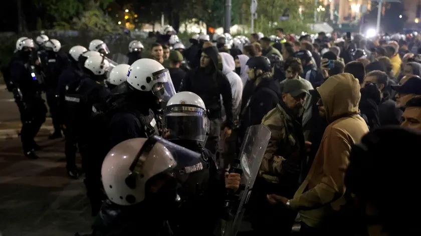 Momenti di tensione, lo scorso weekend, fra polizia serba e manifestanti. foto Epa / Andrej Cukic