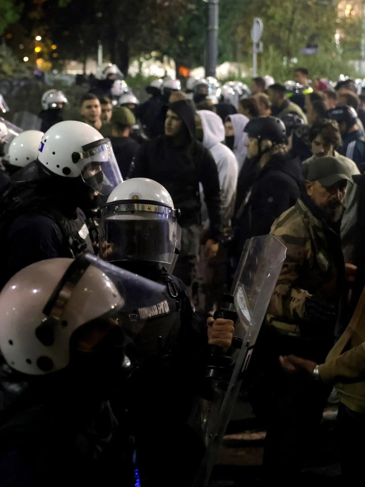 Momenti di tensione, lo scorso weekend, fra polizia serba e manifestanti. foto Epa / Andrej Cukic