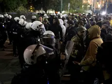 Momenti di tensione, lo scorso weekend, fra polizia serba e manifestanti. foto Epa / Andrej Cukic