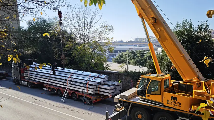 La sistemazione del carico in via D’Alviano Foto Lasorte