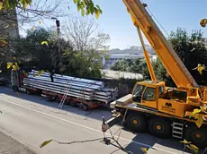 La sistemazione del carico in via D’Alviano Foto Lasorte