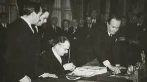 La ratifica del Trattato da parte di Mariano Rumor e Miloš Minić