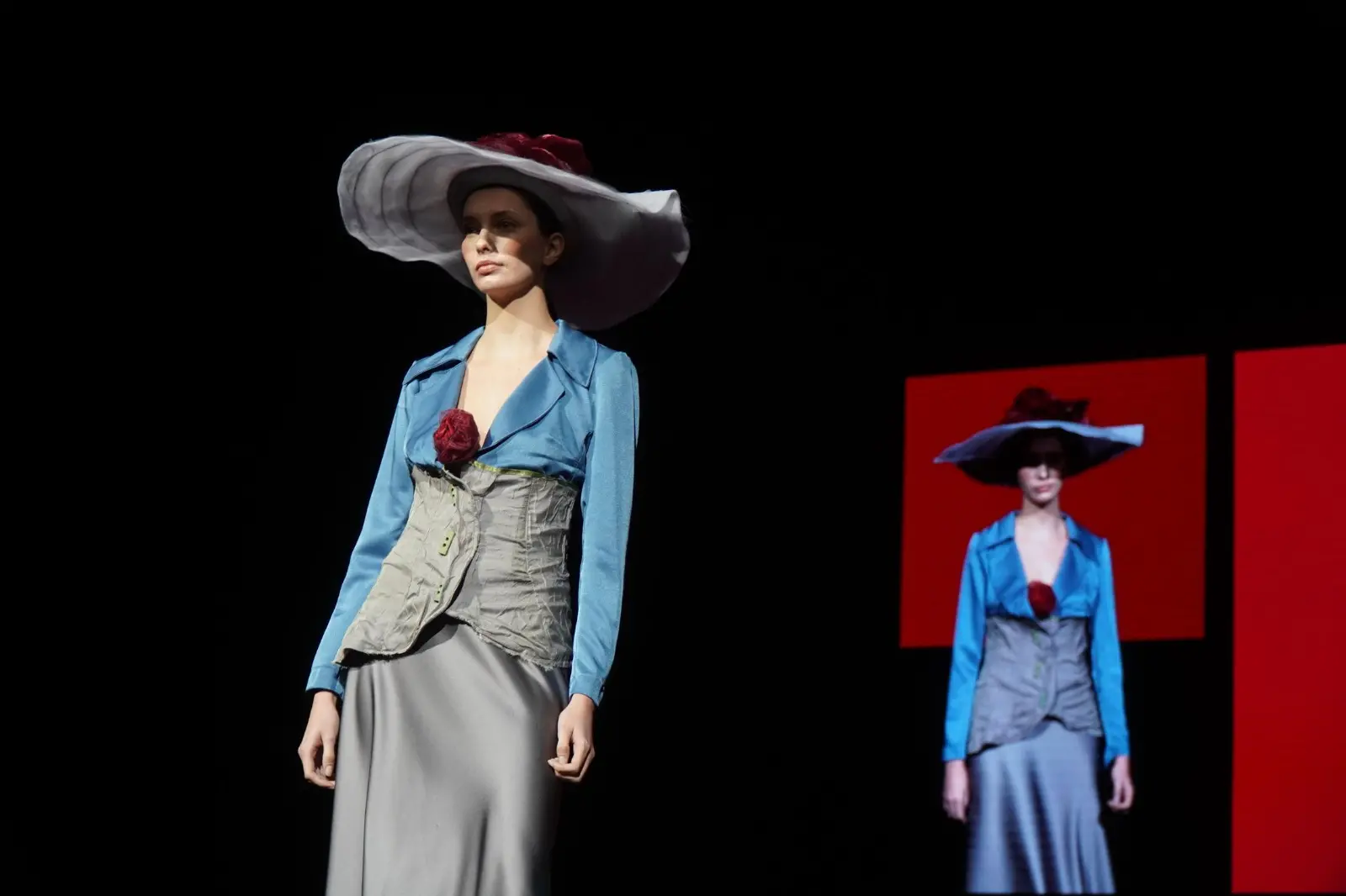 Sabato mattina, 9 novembre, è andata in scena al Teatro Verdi di Gorizia un’edizione speciale di Mittelmoda, storico contest dedicato al mondo della moda, sia nella sua versione “senior” dell’International Lab – The Fashion Award, sia nella declinazione pensata per i migliori talenti della regione, ovvero Mittelmoda District. Sullo stesso palcoscenico protagoniste le creazioni dei ragazzi e delle ragazze che studiano nelle scuole del Friuli Venezia Giulia, e quelle invece dei giovani già più affermati e specializzati che, arrivando da tutto il mondo e da prestigiose accademie di moda, hanno potuto mostrare a Gorizia la loro creatività. Foto di Roberto Marega